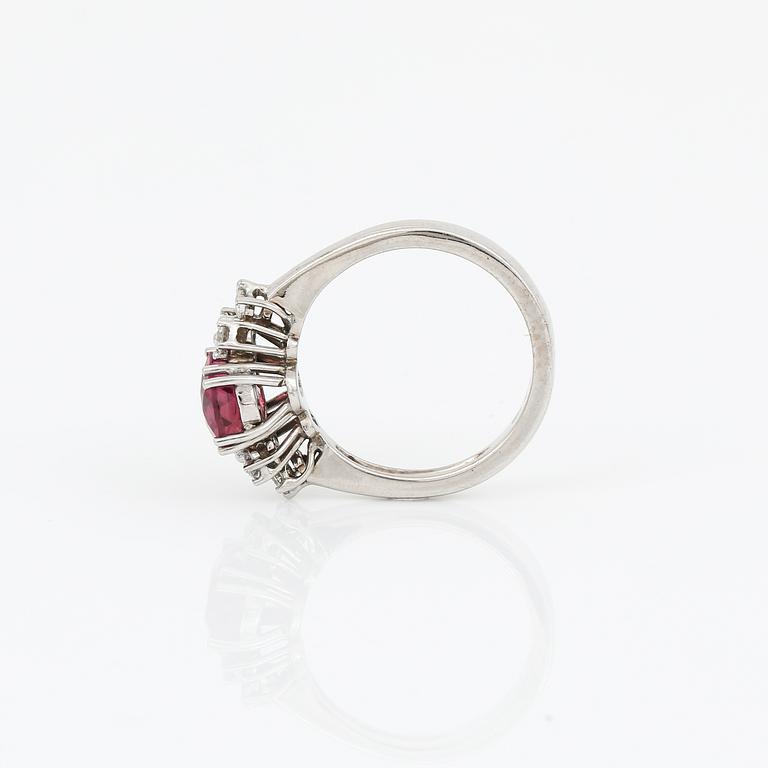 RING, 18K vitguld med rosa turmalin 1,70 ct och briljantslipade diamanter tot ca 0,26 ct. Vikt 6 gram.