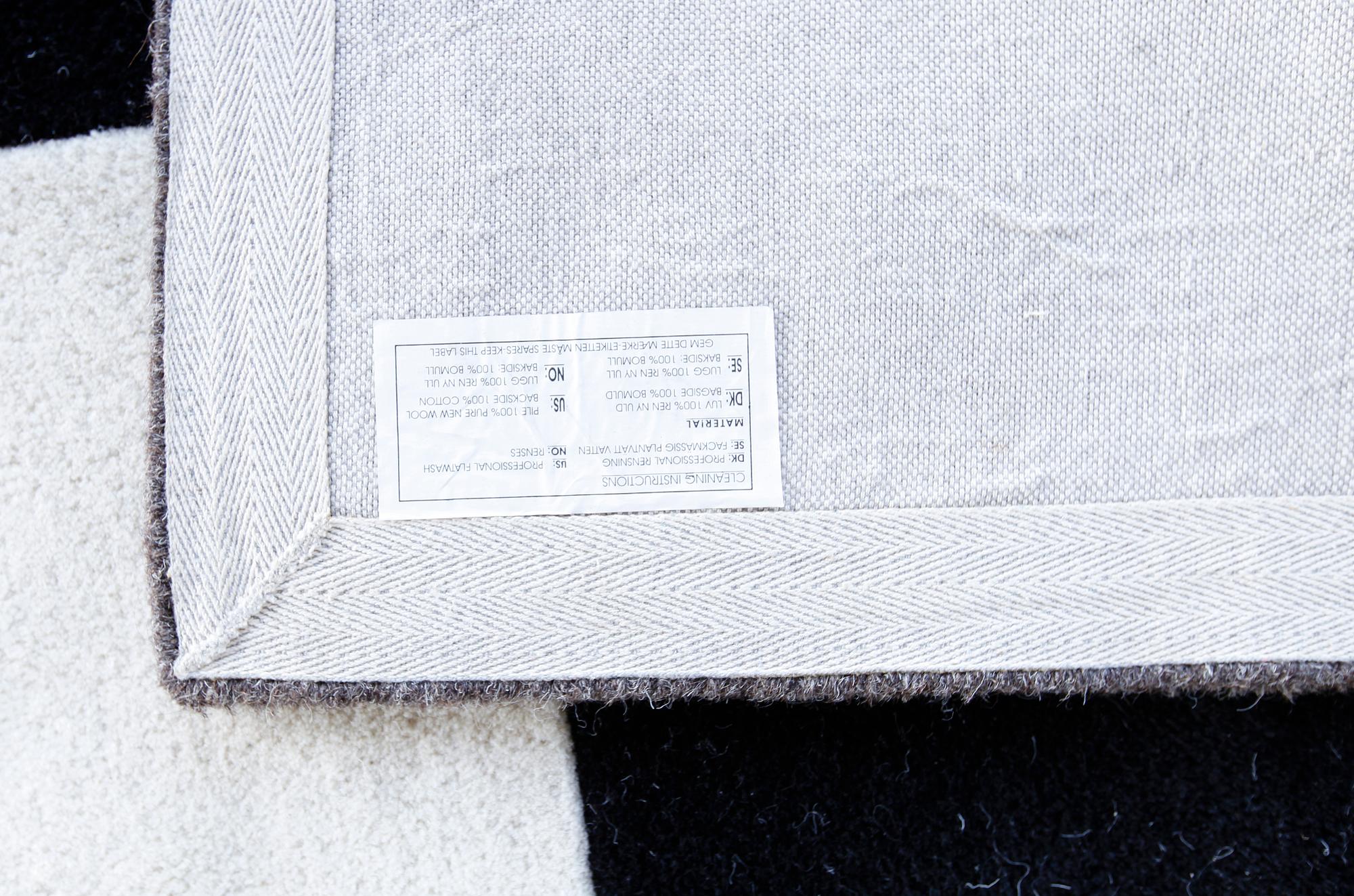 MATTA, 100% ull, modern formgivning. 195 x 140.