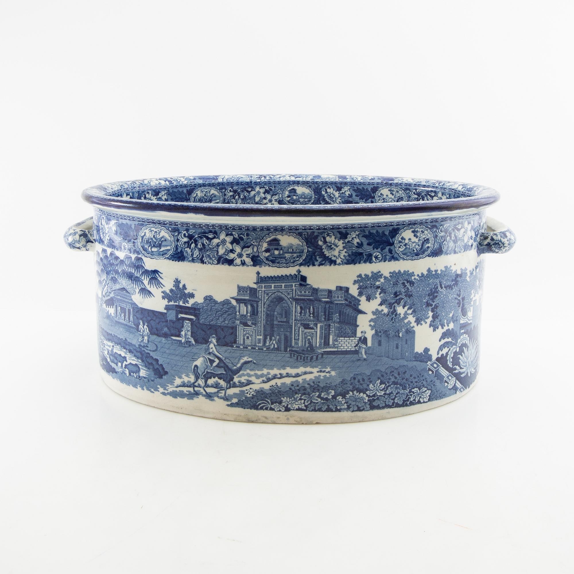 Jardinière England early 20th century porcelain.