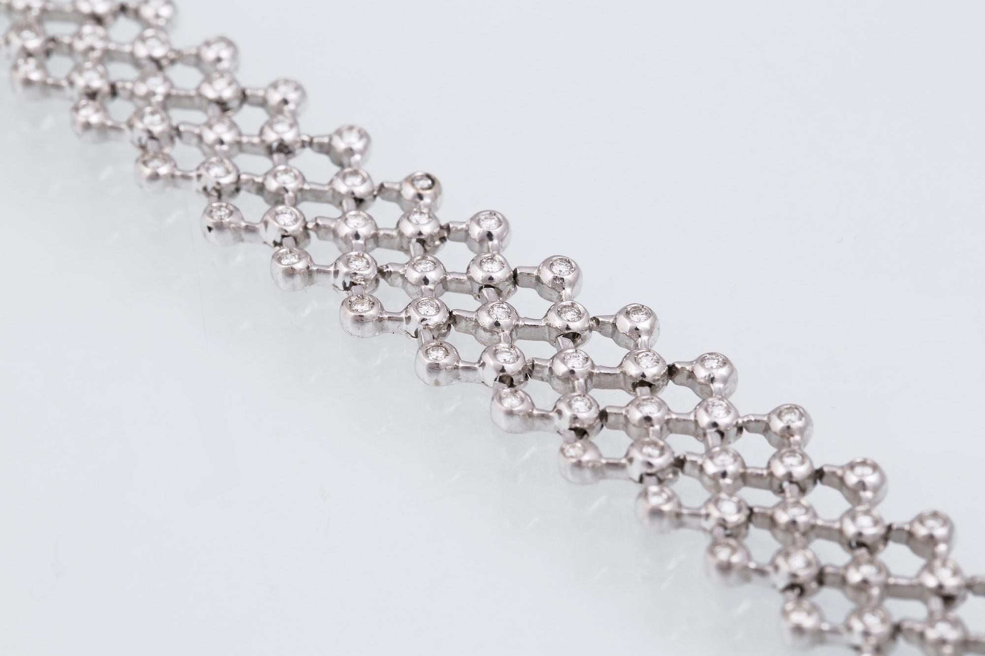ARMBAND, 18K vitguld med briljantslipade diamanter ca 3.00 ct. Vikt 25,4 gram.