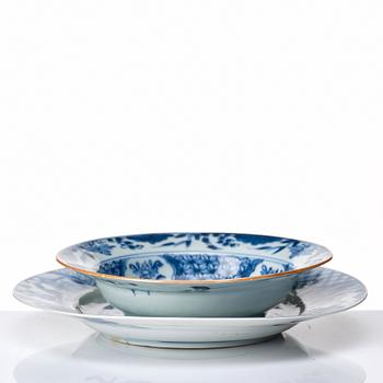 A blue and white vase and two dishes, Qing dynasty, 18th Century.