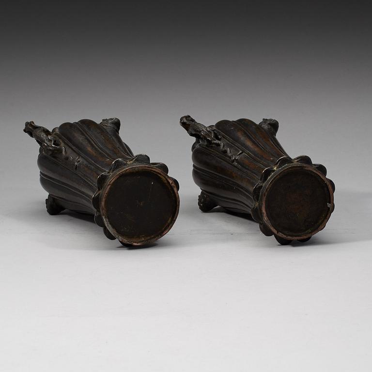 A pair of bronze vases, Qing dynasty, 19th Century.