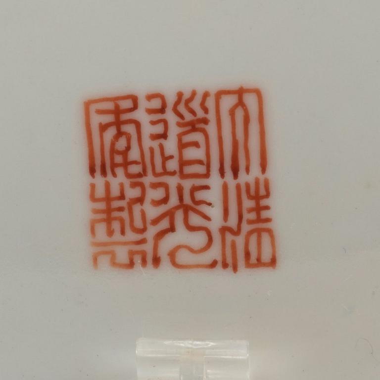 SET MED KOPP, LOCK OCH FAT, ett par, porslin. Qingdynastin med Dauguangs märke, 1800-tal.