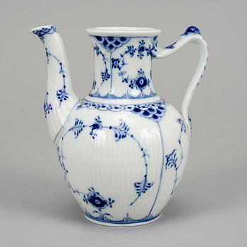 Royal Copenhagen, servisdelar, 14 delar, porslin. "Musselmalet", Danmark.