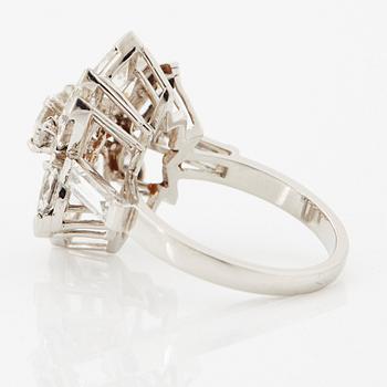 Ring platina med runda briljant-, navett- och baguetteslipade diamanter.