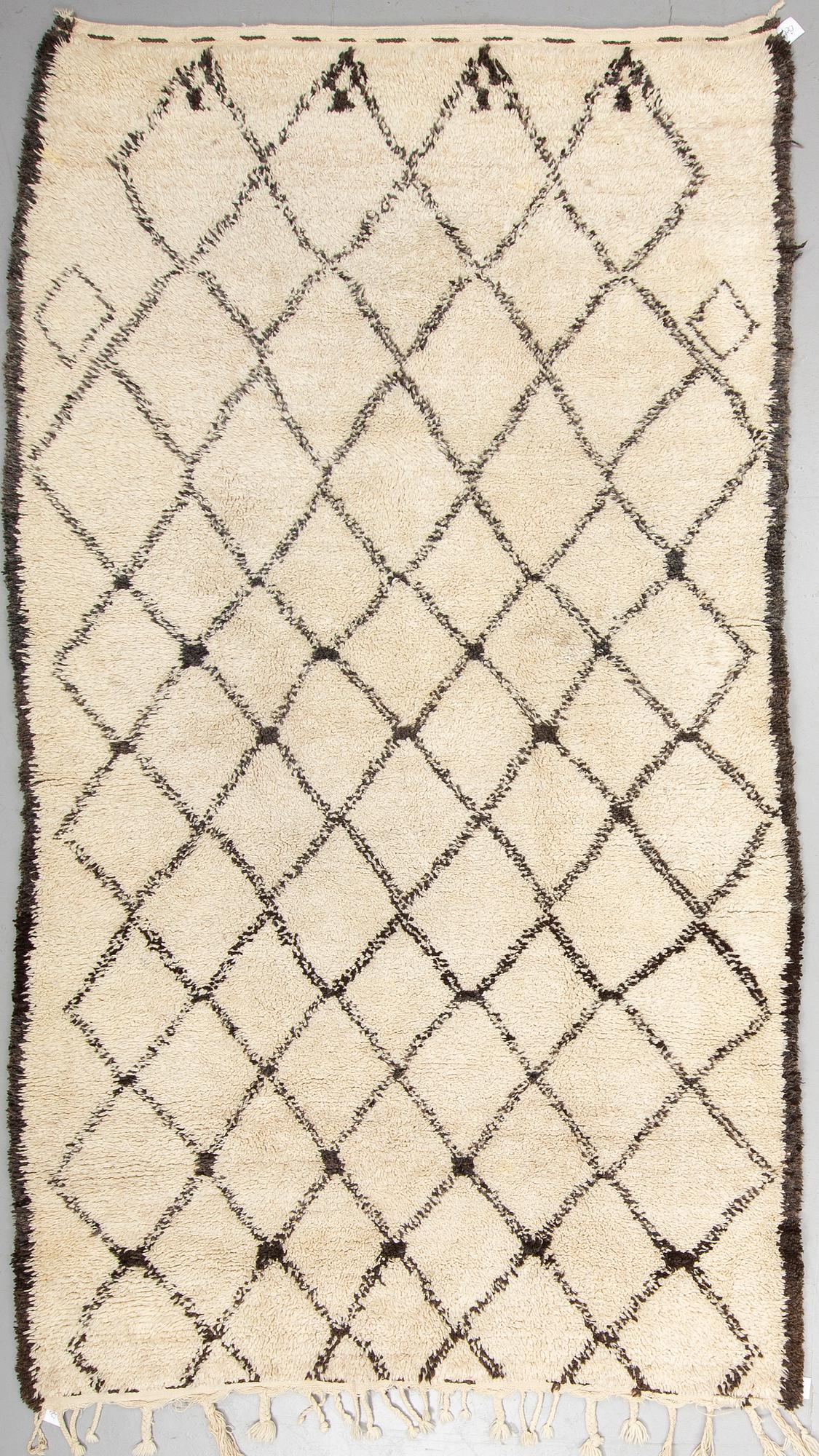 MATTO, Morocco, ca 326,5 x 178 cm (including a few cm flat weave at the ends).