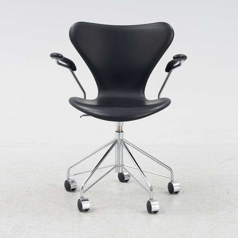 Arne Jacobsen, skrivbordsstol, "Sjuan", Fritz Hansen, daterad 2017.