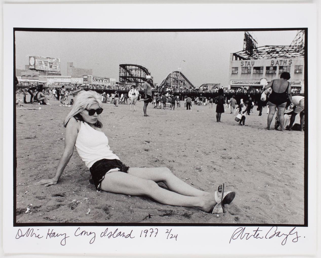 ROBERTA BAYLEY, "Deborah Harry, Coney Island 1977", Signerad Roberta Bayley och numrerad 2/24.