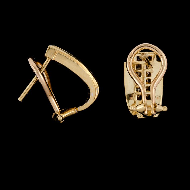 ÖRHÄNGEN, ett par, 18k guld med 24 prinsesslipade diamanter, totalt 1.20 ct. Vikt 7 g.
