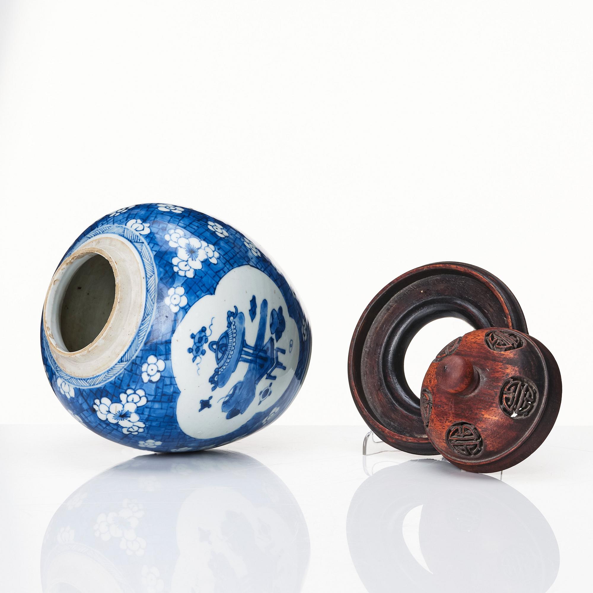 A blue and white jar, Qing dynasty, Kangxi (1662-1722).