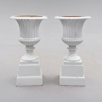 TRÄDGÅRDSURNOR, 1 par, gjutjärn, empirestil, 1900-tal.