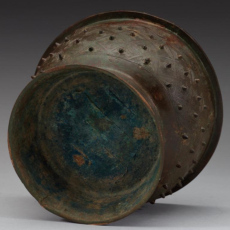 An archaic bronze food vessel, gui, presumably Western Zhou Dynasty (1040-256 BC).