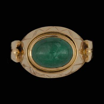 RING, 18k guld med cabochonslipad smaragd. Vikt ca 4,4 gram.