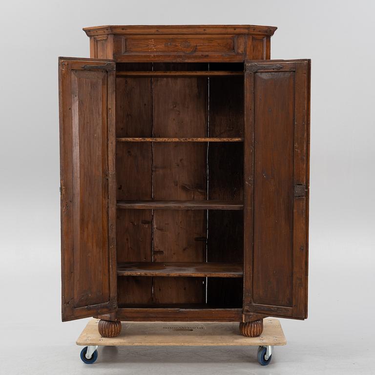 A pine cabinet, around the year 1800.