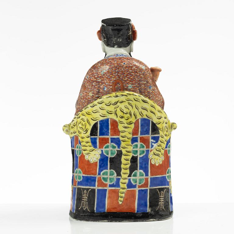A Chinese porcelain figure, late Qing dynasty / around 1900.