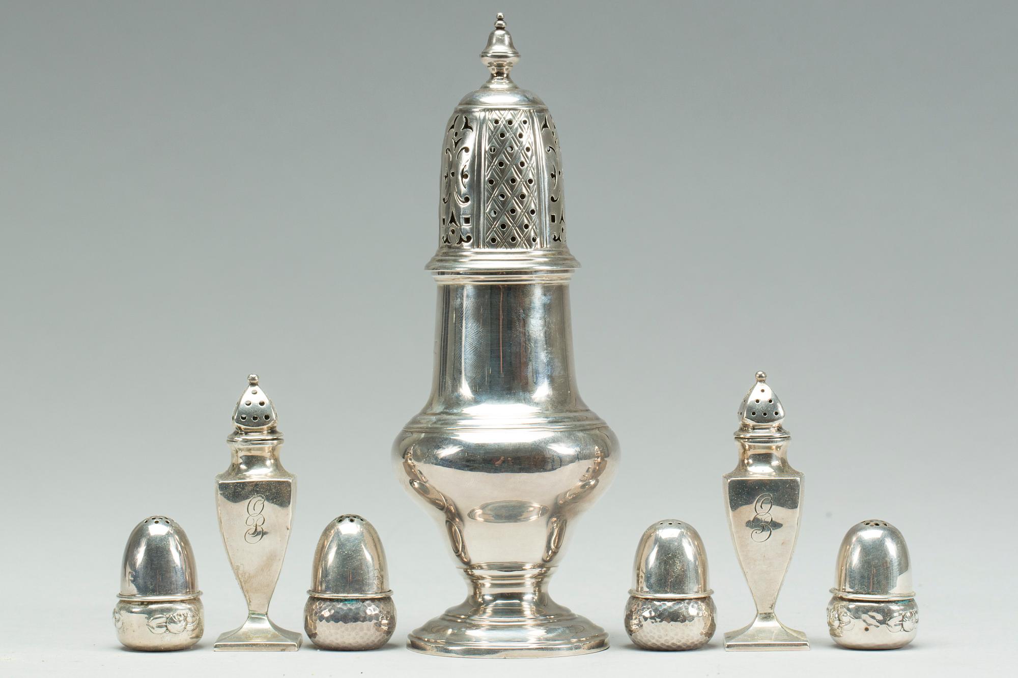 SOCKERSTRÖARE samt 6 st SAMT- OCH PEPPARKAR, silver och sterlingsilver, delvis England. 1900-tal. Total vikt ca 240 gram.