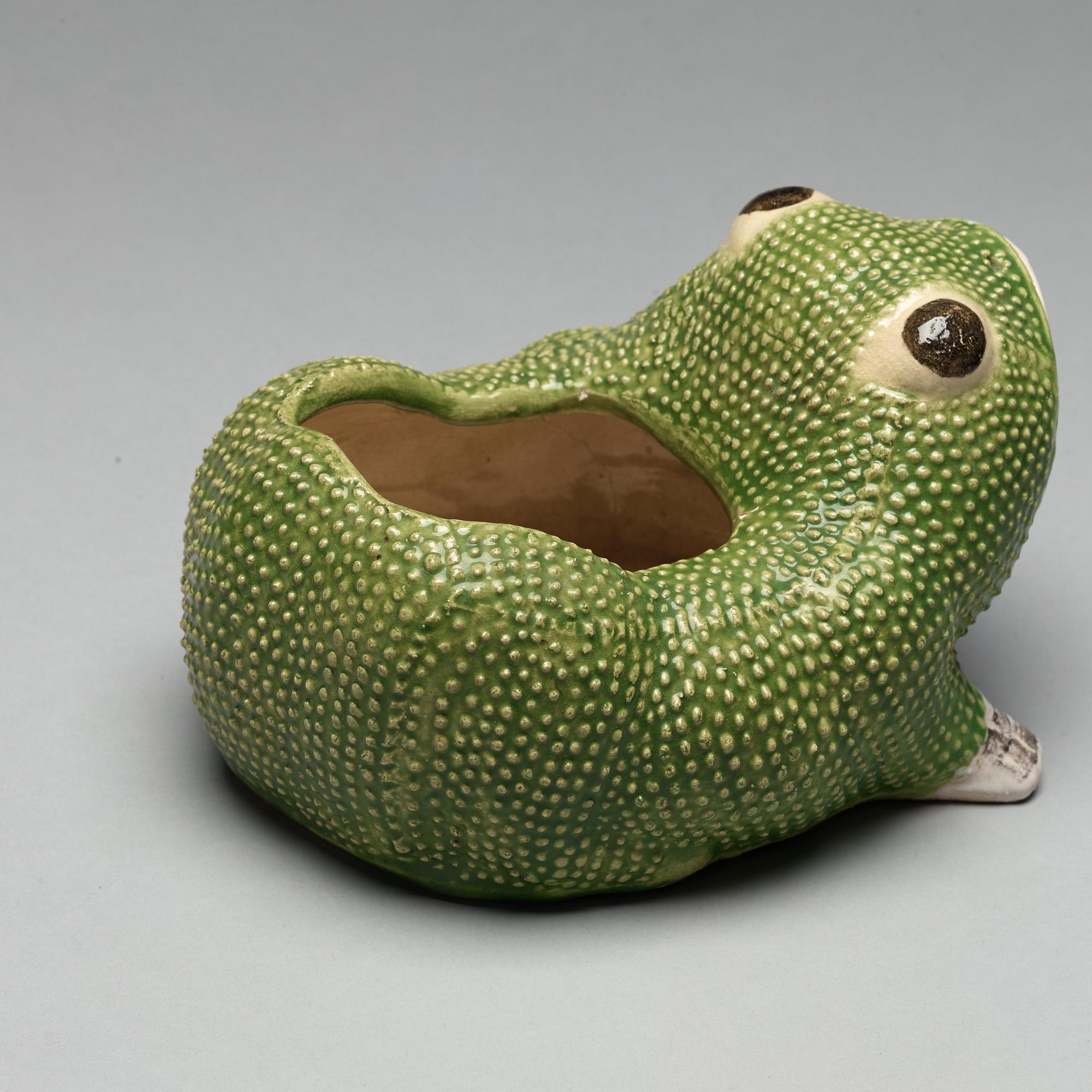 A Chinese flower pot in the shape of a frog, 20th century.
