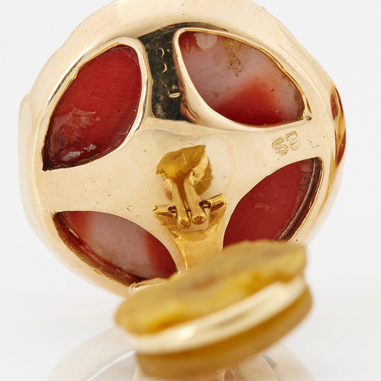 Ett par örhängen 18K guld med korall och runda briljantslipade diamanter.