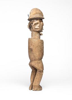 FETISCH. Trä. Teke-stammen. Kongo omkring 1950. Höjd 59,5 cm.