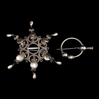 DRÄKTSMYCKEN, 2 st, silver, delvis Einar Modahl, Oslo, Norge. Vikt 24 g.