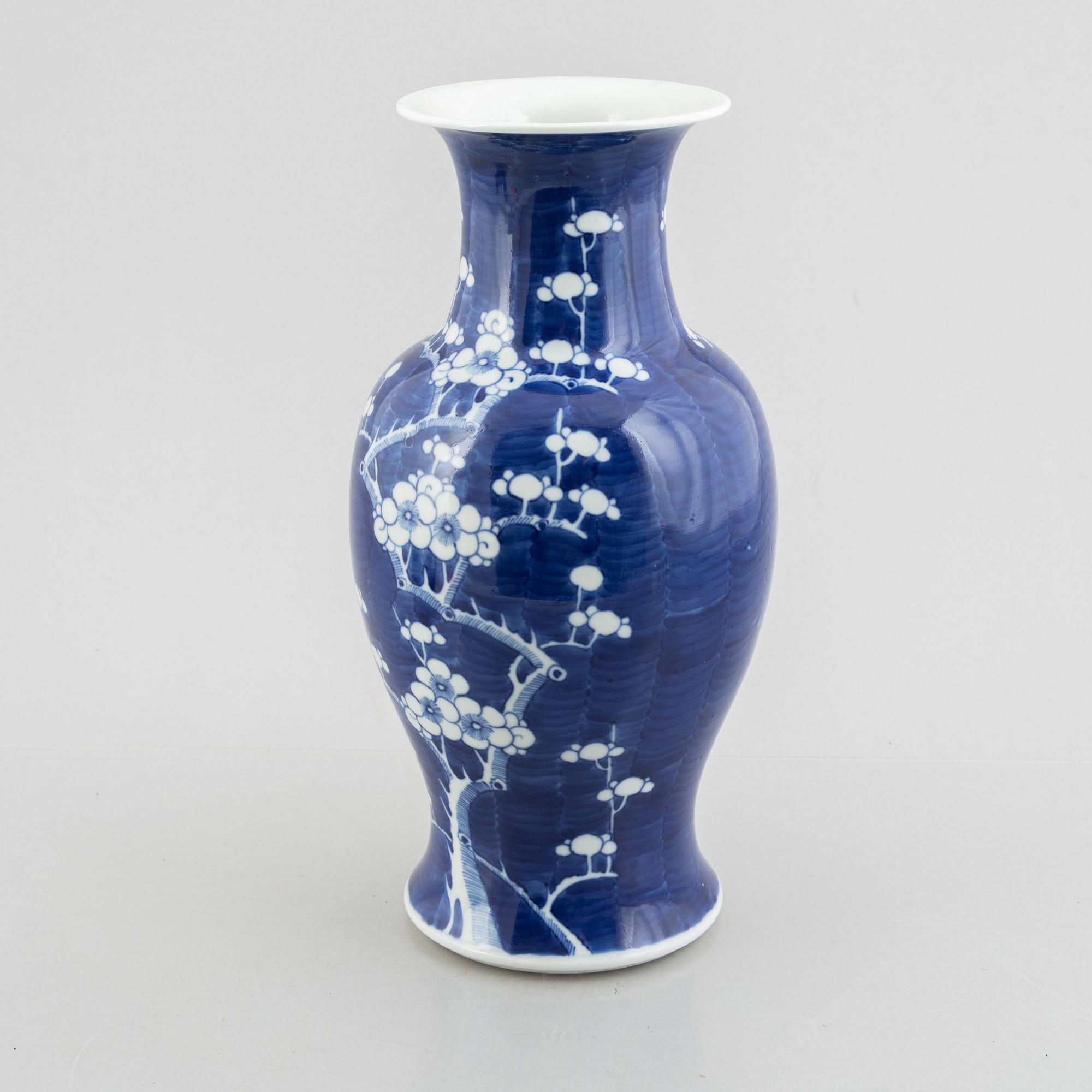 Four porcelain pieces, China, 19th and 20th century.