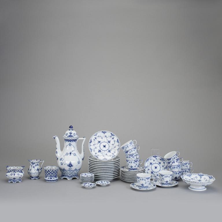KAFFESERVIS, 37 delar, porslin, "Musselmalet", Royal Copenhagen, Danmark.