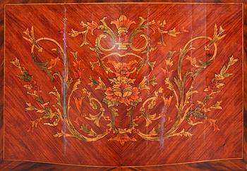 VITRINSKÅP, Louis XV-stil, omkring 1900-talets mitt.
