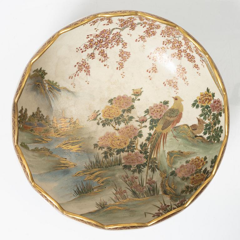 Bålskål, satsumagods. Japan, Meiji (1868-1912).