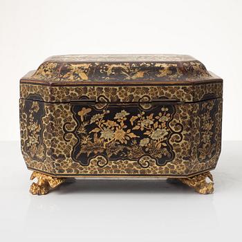 A lacquered box, China, 19th century.