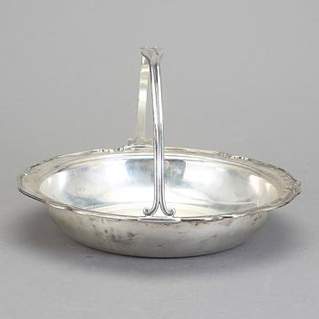 KAROTT MED HÄNKEL, silver, W.A. Bolin, Stockholm, 1934. Vikt ca 619 gram.