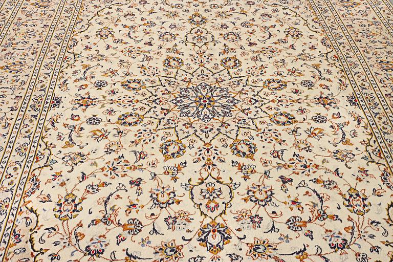 A Kashan carpet, c. 355 x 242 cm.