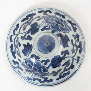 A Chinese blue and white porcelain jar with cover, Qing dynasty, Kangxi (1662-1722).