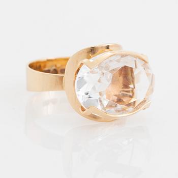 18K gold and oval rock crystal ring.