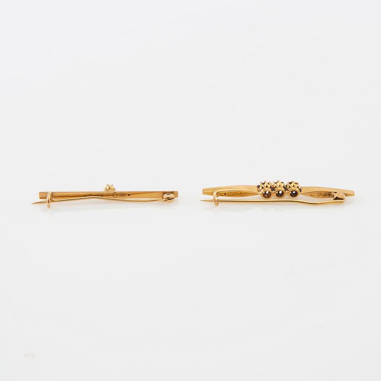 Broscher 2 st 18K guld med odlade pärlor, bland annat av Rudolf Albertini Stockholm 1917.