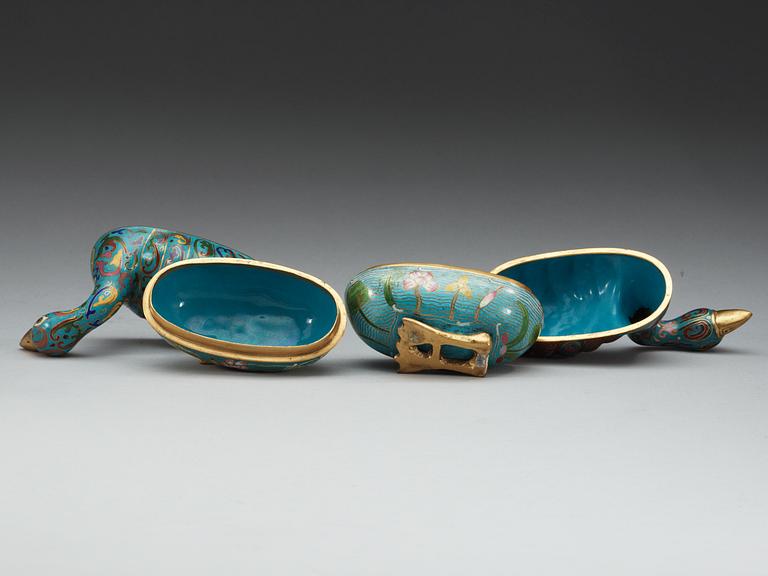 Two Cloisonné tureens with cover, Qing dynasty, ca 1800.