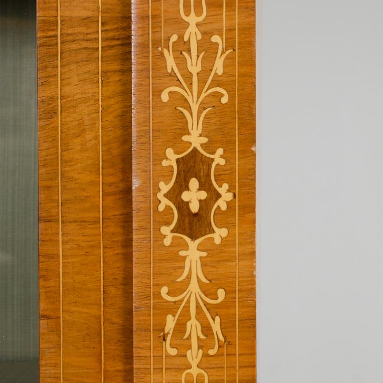 VITRINSKÅP. Gustaviansk stil, 1900-tal.
