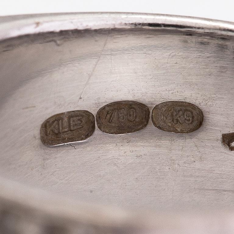 Sormus, 18K valkokultaa ja timantteja n. 0.50 ct yht. Kultasepänliike Esko Lindroos, Helsinki 2011.