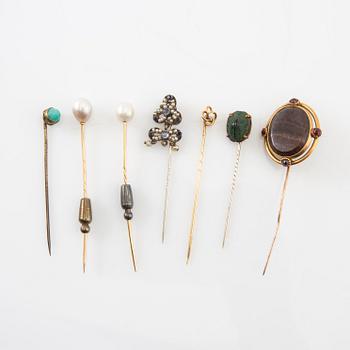 Brooch pins/tie pins 7 pcs of gold and silver as well as gemstones and cultured pearls.