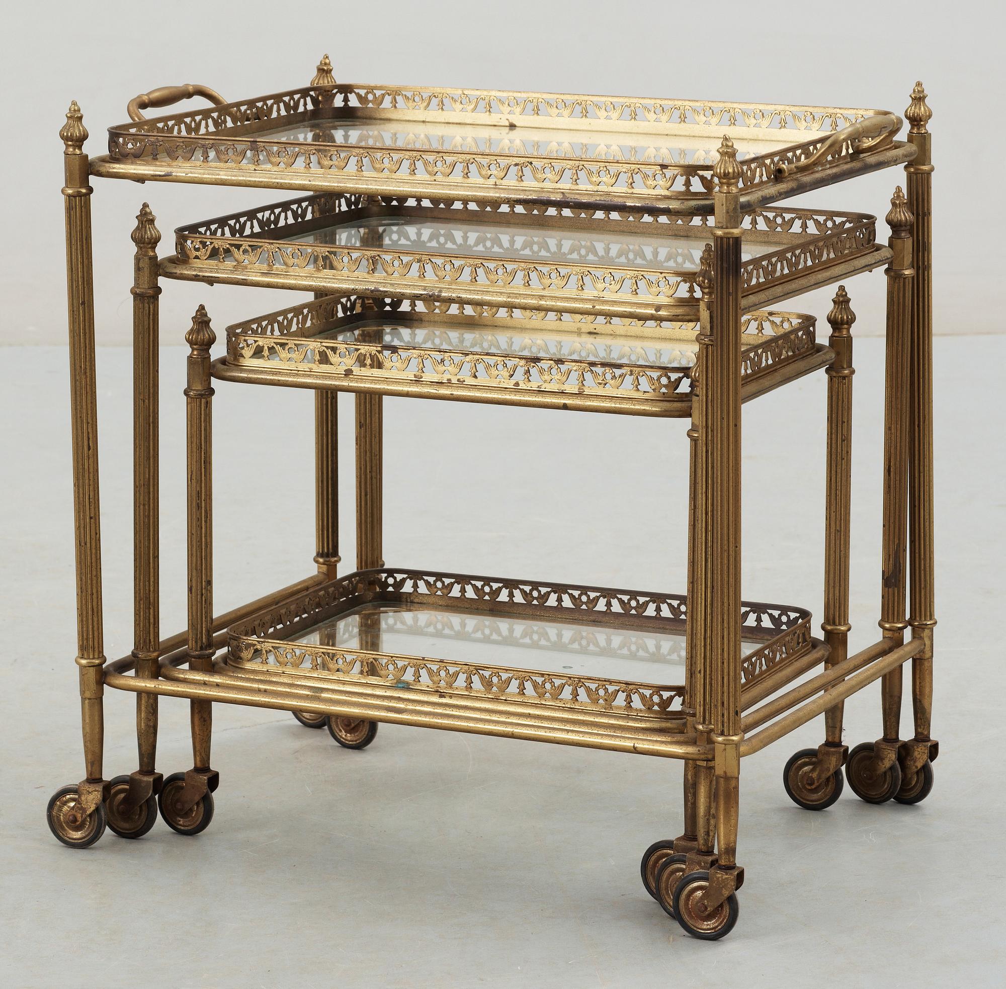 SERVERINGSVAGNAR, 3 st, Louis XVI stil, troligen Frankrike 1900-talets första hälft.