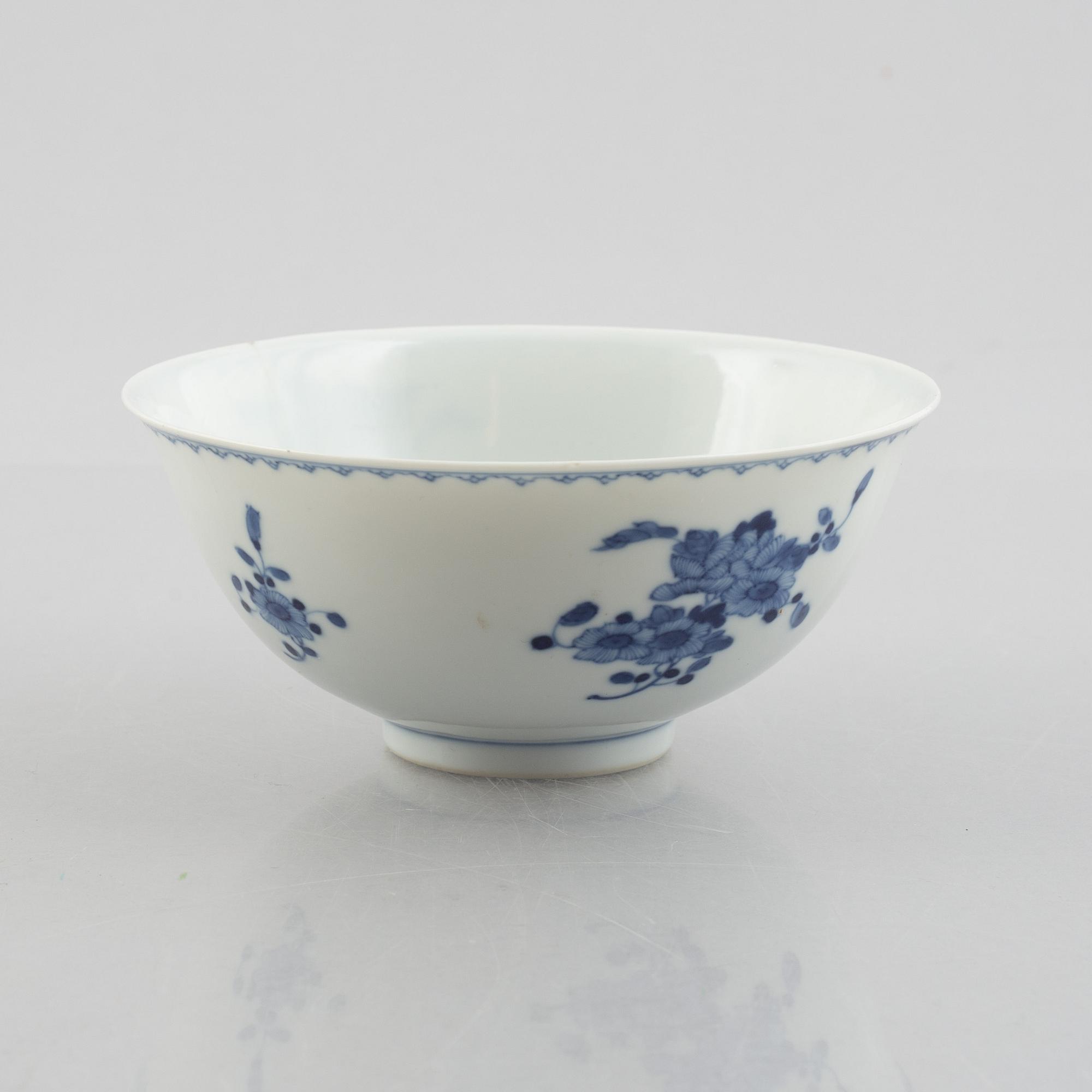 A group of three Chinese blue and white porcelain bowls, late Qing dynasty / early 20th century.