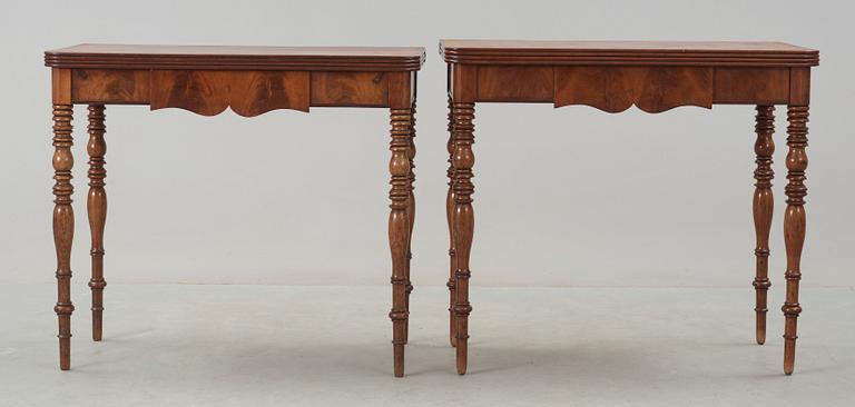 SPELBORD, ett par, Karl Johan. Stockholm. En etikettmärkt tapetserare A. Hyllengren.