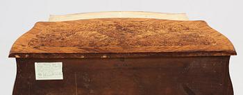 BYRÅ, av Jacob Sjölin (mästare i Köping och Kungsör 1767-1785). Rokoko.