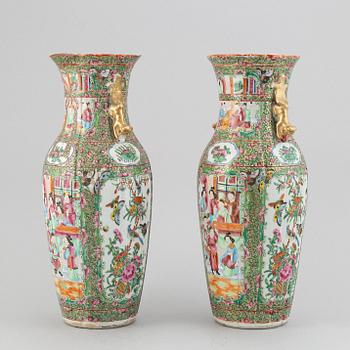 A pair of famille rose canton vases, Qing dynasty, late 19th century.