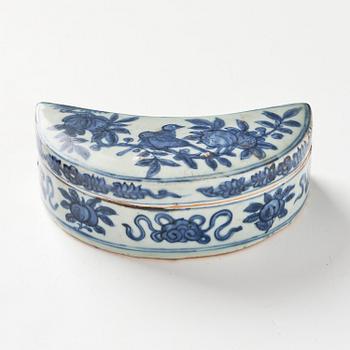 A blue and white moon shaped box with cover, Ming dynasty, Wanli (1572-1620).