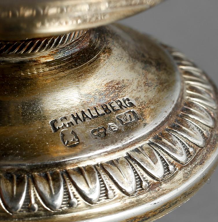 SALTKAR PÅ FOT, 4 st, silver, empirestil, CG Hallberg, Stockholm 1913. Tot ca 184 gram.