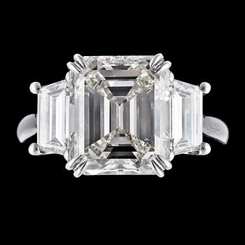 An emerald cut diamond ring, 6.27 cts.