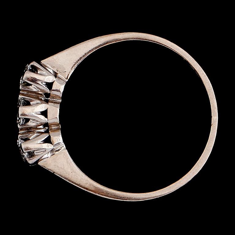 RING, 18 k vitguld, 3 briljantslipade diamanter tot ca 0.45 ct, svenska stämplar RGW, 1961.