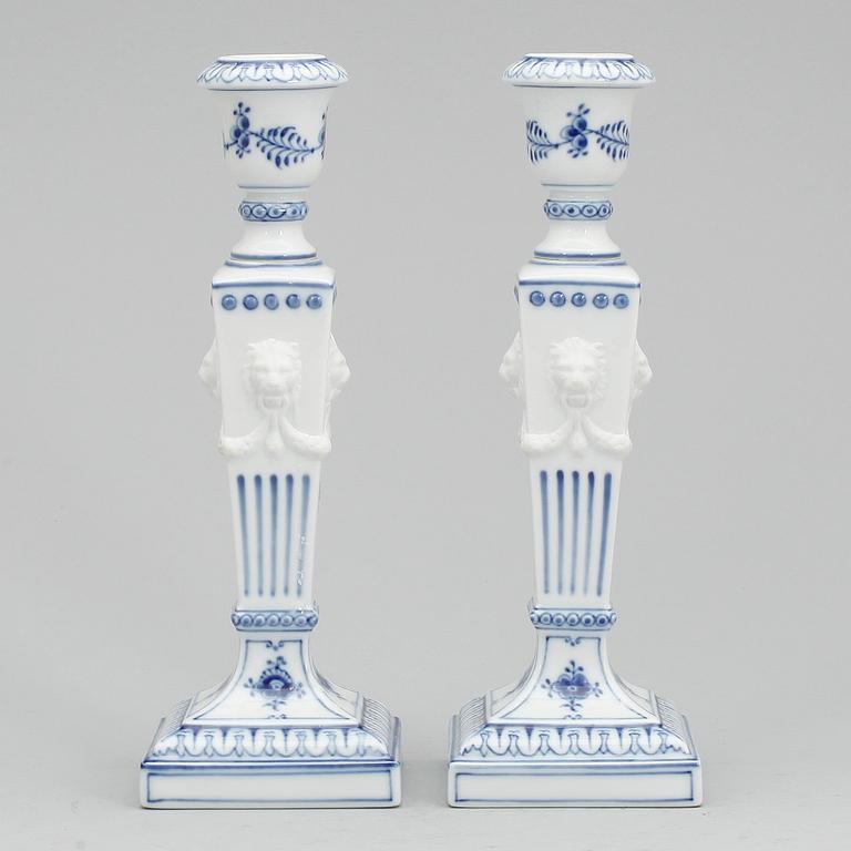 LJUSSTAKAR, ett par, porslin, "Musselmalet", Royal Copenhagen, 1900-talets andra hälft.