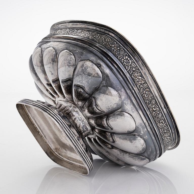 A parcel-gilt bonbonnière silver, maker's mark of Gustav Lindgren, St. Petersburg ca. 1820.