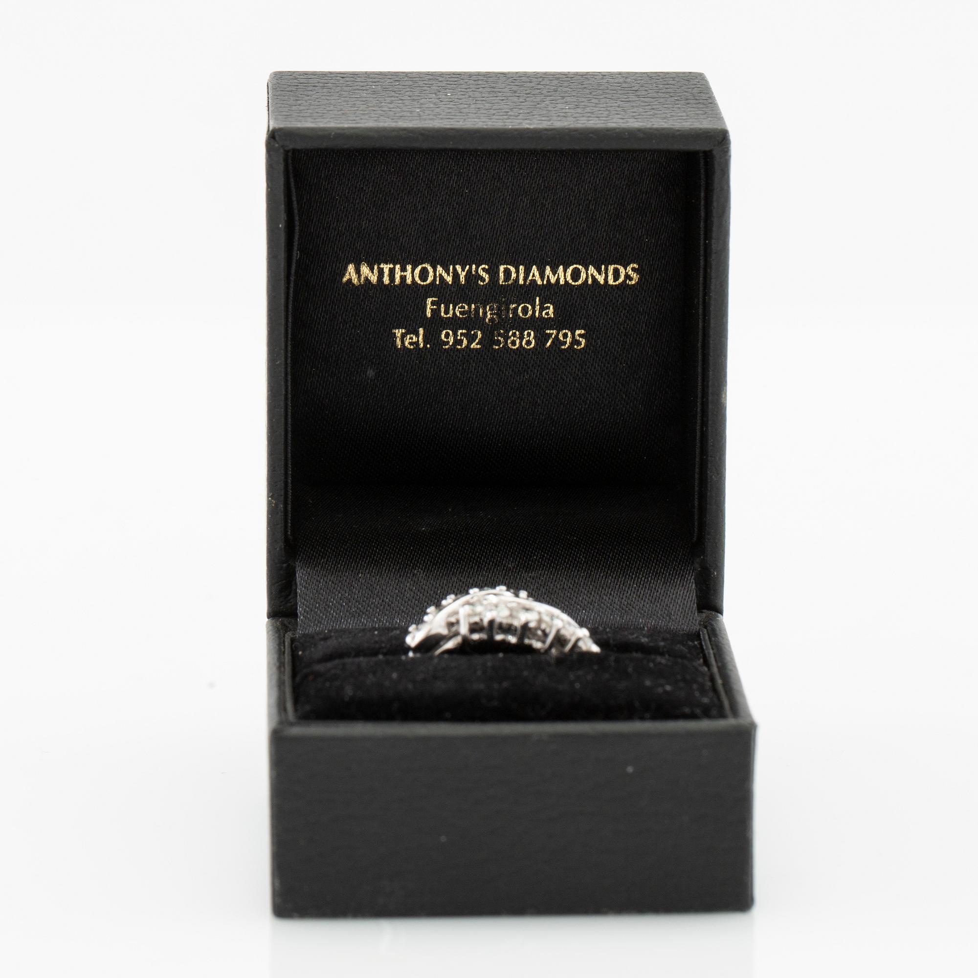 Ring 18K white gold set with round brilliant-cut diamonds.